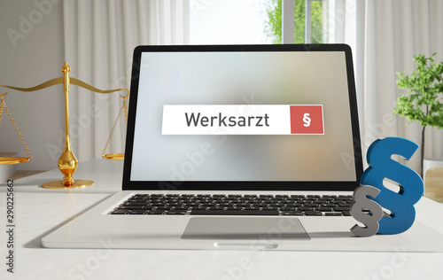 Werksarzt – Laptop Monitor im Büro mit Begriff im Suchfeld. Paragraf und Waage. Recht, Gesetz, Anwalt. photo