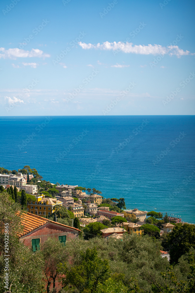 Italienische Häuser vor dem Mittelmeer