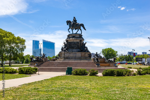 Tableau sur toile Washington Monument at Eakins Oval in Philadelphia, USA.