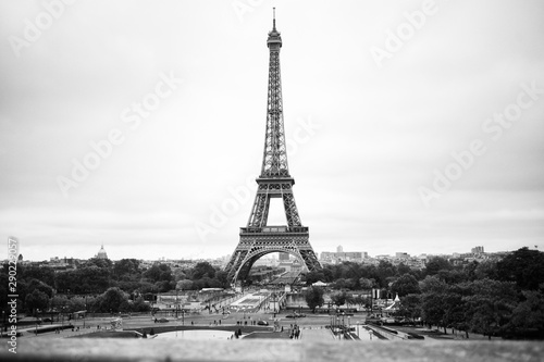 Fototapeta Naklejka Na Ścianę i Meble -  Black and white, Eiffel tower, Paris