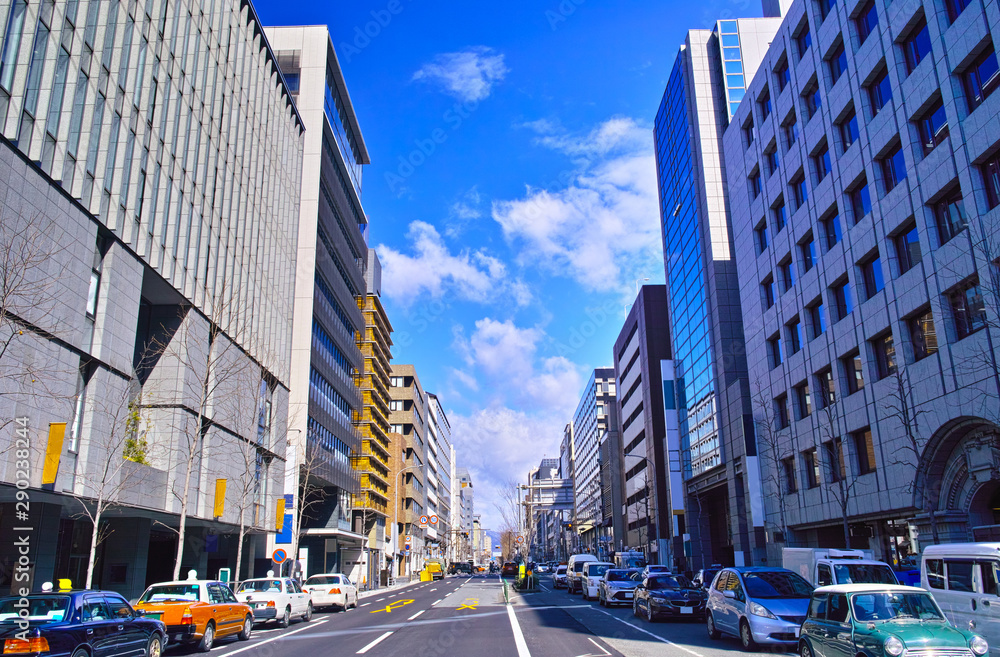 Obraz premium 京都市四条烏丸の四条通りの景観