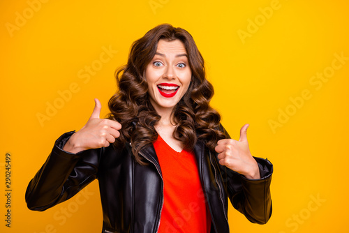 Fotografía Close up photo of pretty lady raising thumbs up advising buy new product wear le