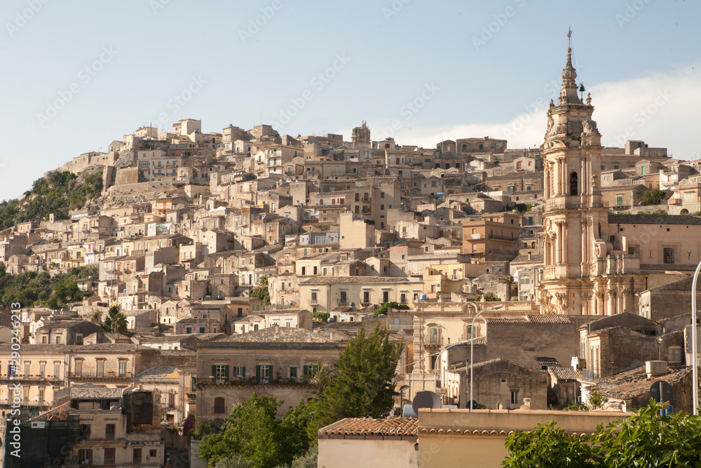 Città di Modica, Sicilia, con la guglia della cattedrale barocca.