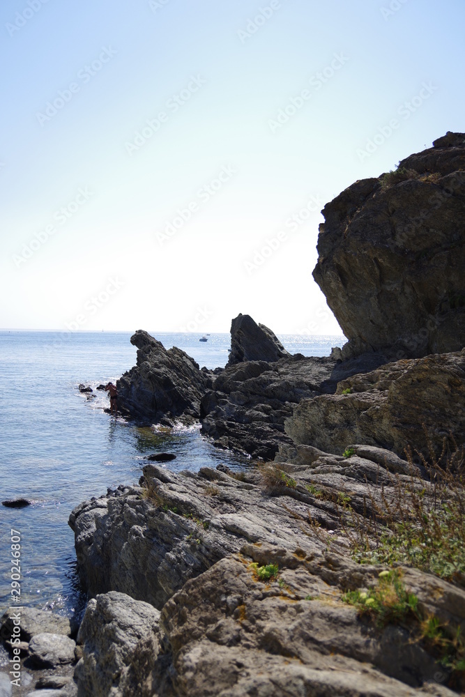 Crique dans les rochers de la méditerranée