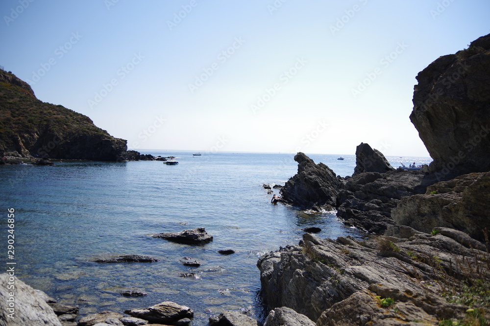 Crique dans les rochers de la méditerranée