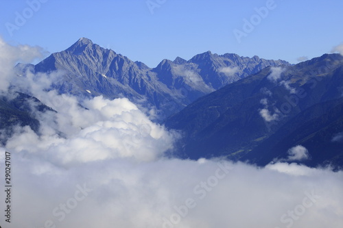 Montagna con nubi e cielo blu