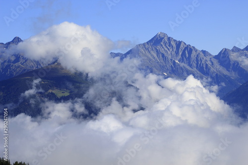 Montagne sulle alpi avvolte dalle nuvole