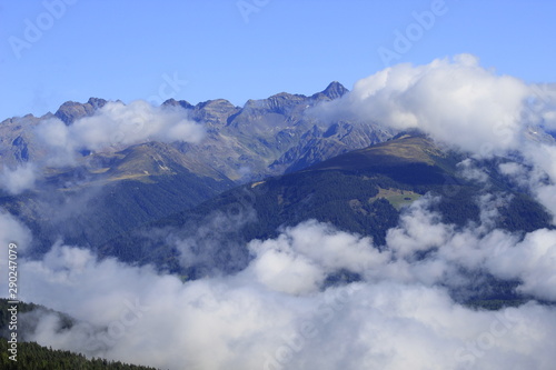 Montagne avvolte tra le nuvole