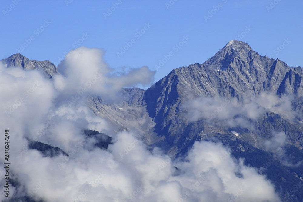 Montagne, rocce e nuvole