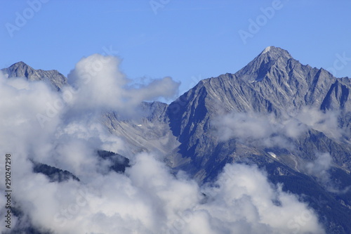 Montagne, rocce e nuvole