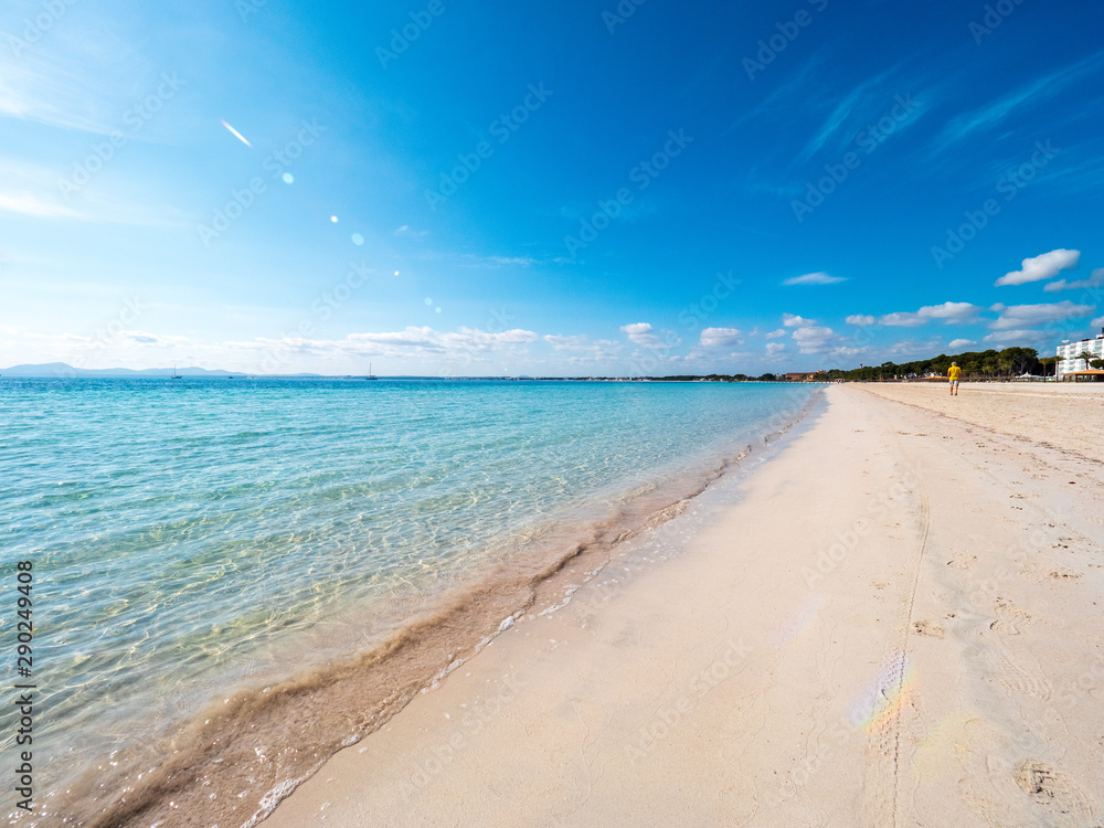 Fototapeta premium Traumstrand auf Mallorca an einem sonnigen Tag