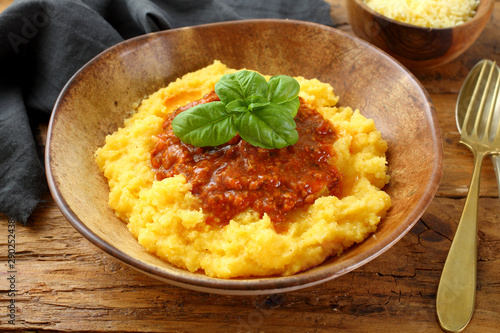Photos polenta con ragu'  bolognese  sfondo rustico