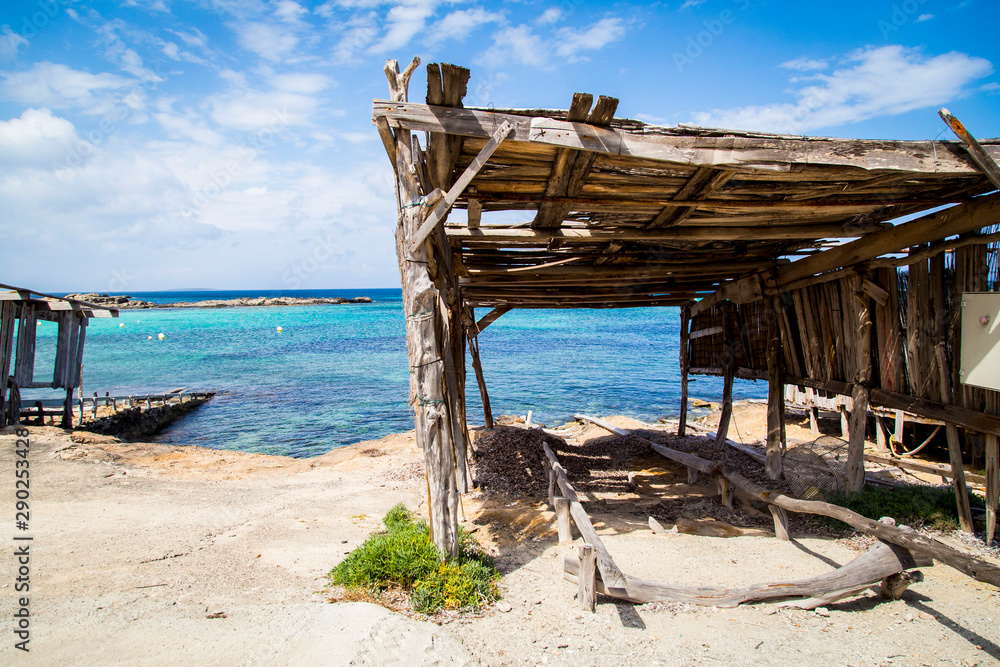 Costruzione in legno per riparare le barche sulla spiaggia di Formentera, in Spagna