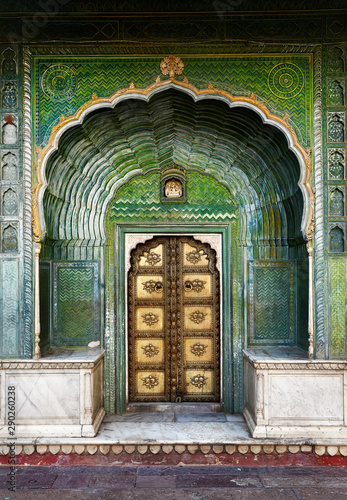 Green gate in Indian Palace © pikoso.kz