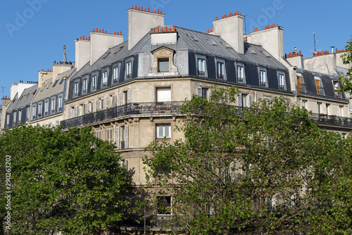 Haussmannian building in Paris 12th arrondissement © hassan bensliman