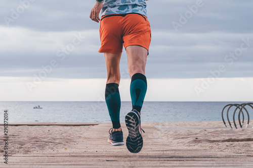 Uomo che corre vicino al mare