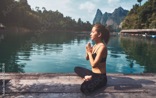 Obraz na płótnie Woman Yoga - relax in nature w salonie