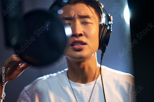 Tableau sur toile young asian singer singing in recording studio