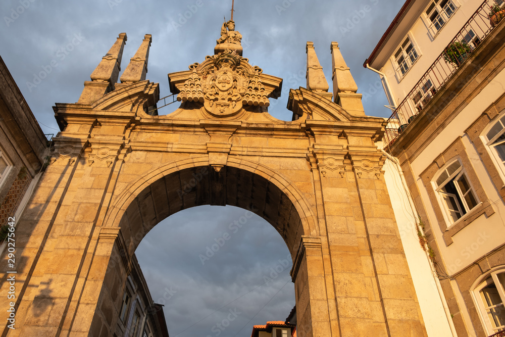 Arco da Porta Nova en Braga, Norte de Portugal.