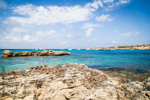 Mare blu e scogli nella bellissima spaiggia di Formentera, Spagna