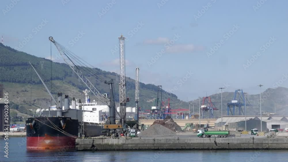 buque cargando y gruas en puerto buque cargando y gruas en puerto