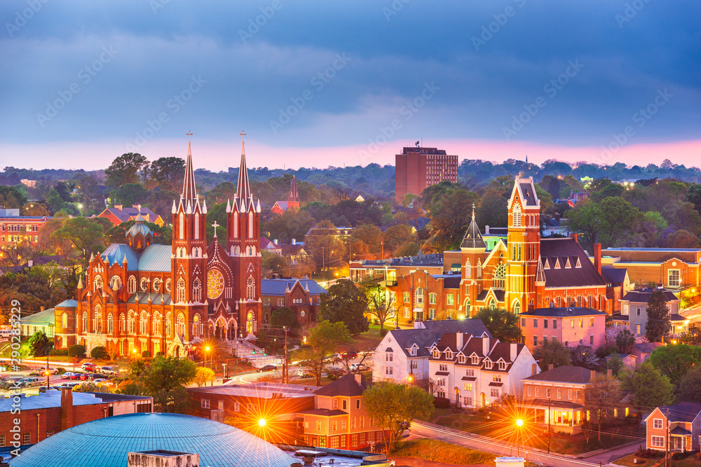 Obraz premium Macon, Georgia, USA historic downtown skyline at dusk.