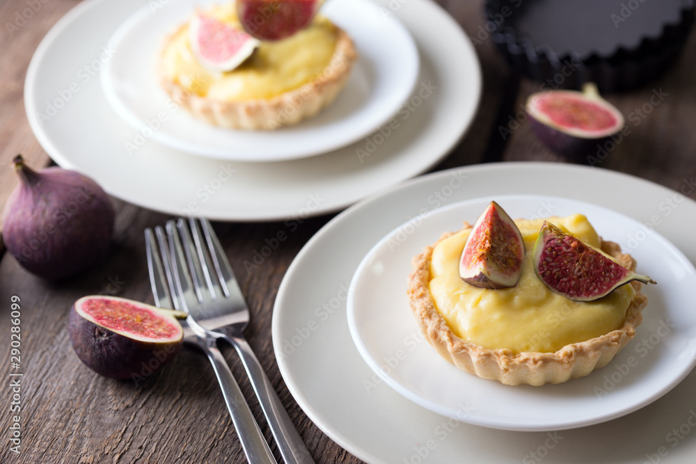 tartlets with custard cream and figs