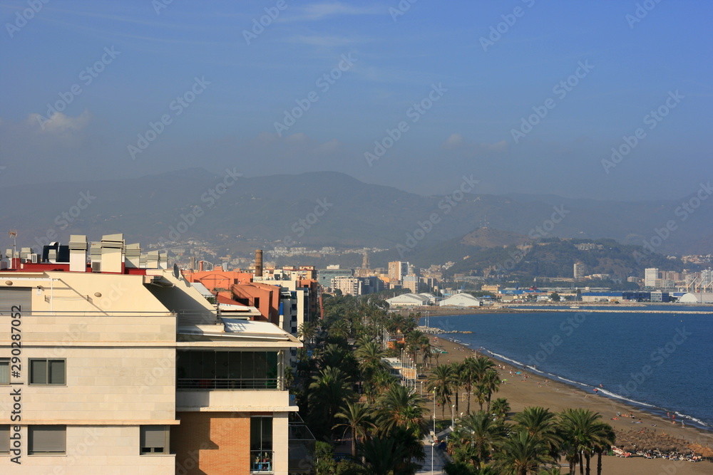 Obraz premium If you are in the capital of the , you want to bathe and ... Do not worry! In Malaga capital you can also enjoy the best beaches. Urban, very easy access and offering a wide variety of services