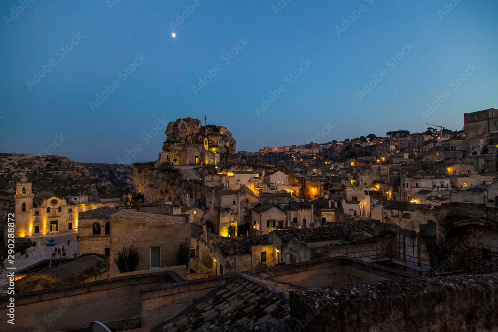 Fototapeta premium Panorama notturno Sassi di Matera, città della cultura - Italia
