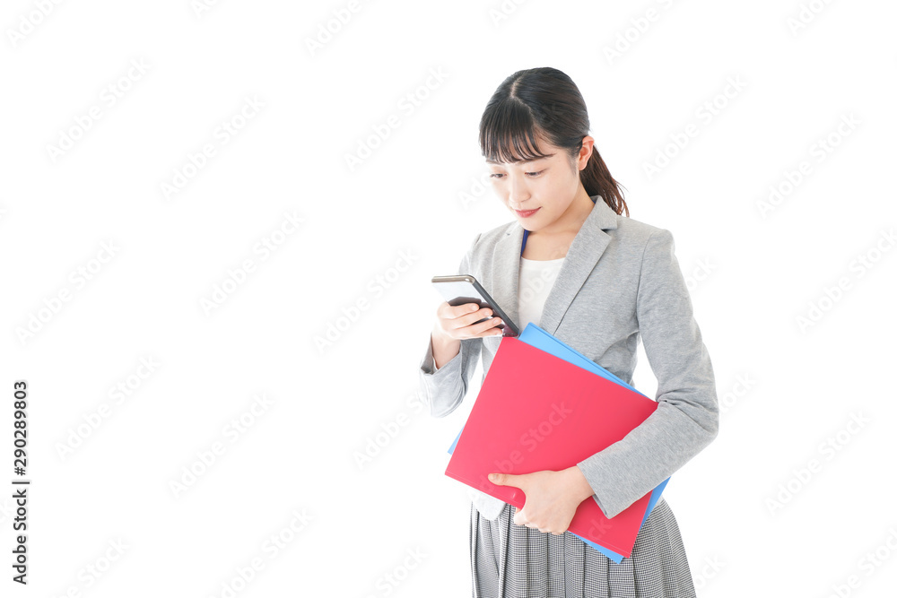 オフィスでスマートフォンを使う若いビジネスウーマン