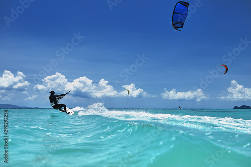 Obraz na płótnie kite surfing in the sea w salonie