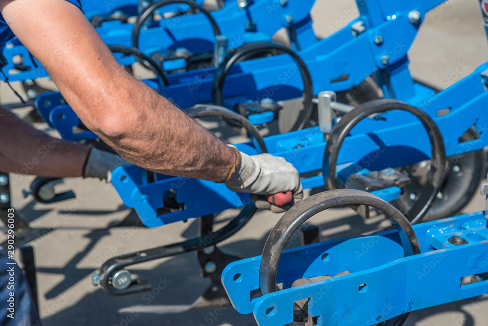 Obraz premium Agricultural equipment installing by worker