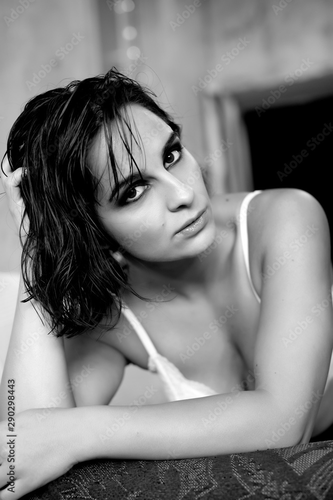 Naklejka premium brunet woman photo session in studio