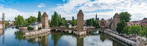 Tableau sur toile panorama view of the historic old town and canals of the city of Strassbourg as