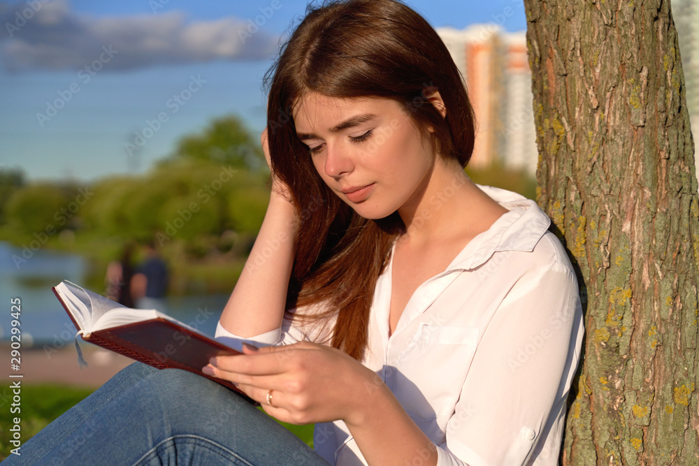 Obraz premium Pretty concentrated student reads notes in planner