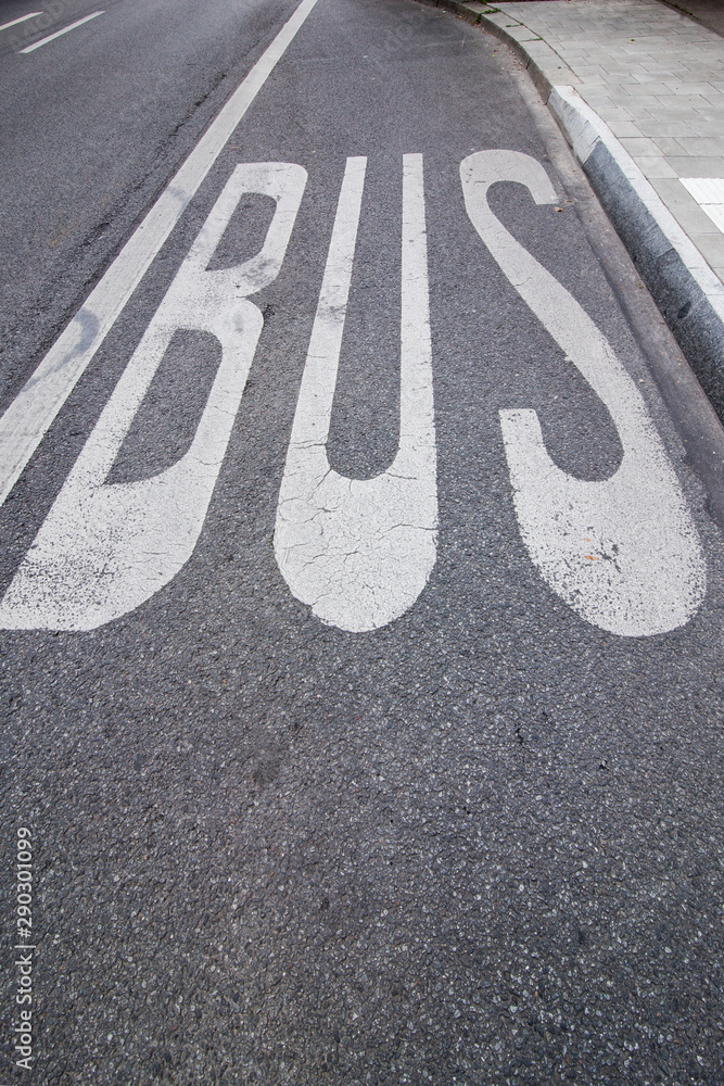 bushaltestelle mit dem Wort Bus auf der Straße gekennzeichnet foto de ...