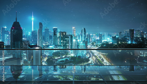 nocna-panorama-nowoczesnego-miasta-widziana-z-tarasu