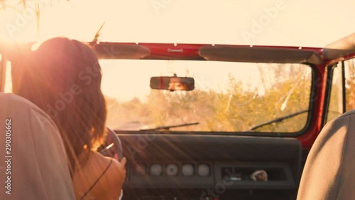 Ragazza avventuriera in una jeep fuoristrada nella steppa photo