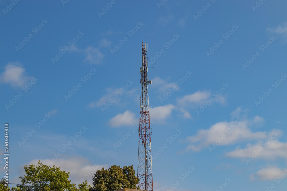 Cellular repeater, mast for broadcasting wireless communication and the Internet Cellular repeater, mast for broadcasting wireless communication and the Internet