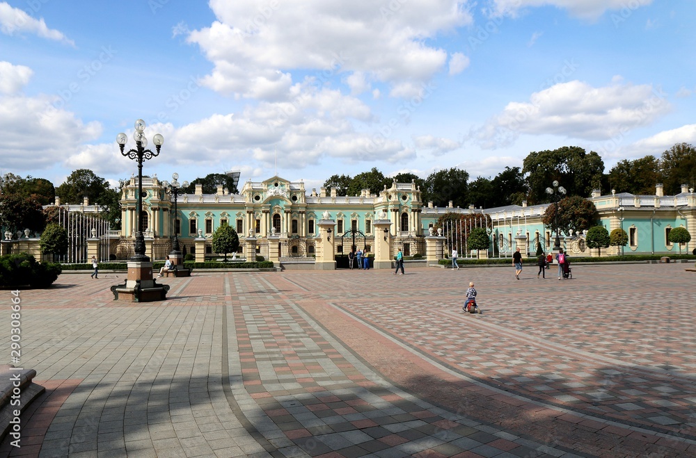 Obraz premium kyiv, kiev. ukraine, mariinskyi palace, city, building, park, architecture, town, tree, landscape, summer, garden, urban, landmark, view, square