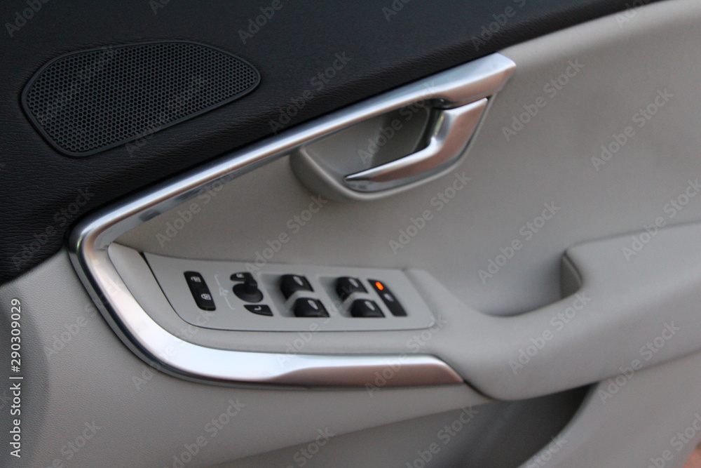 Two-tone driver's door card Two-tone driver's door card
