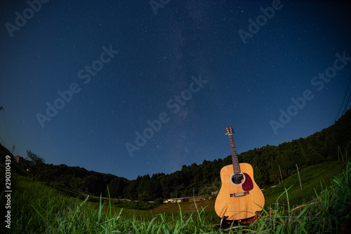 天の川とアコースティックギター