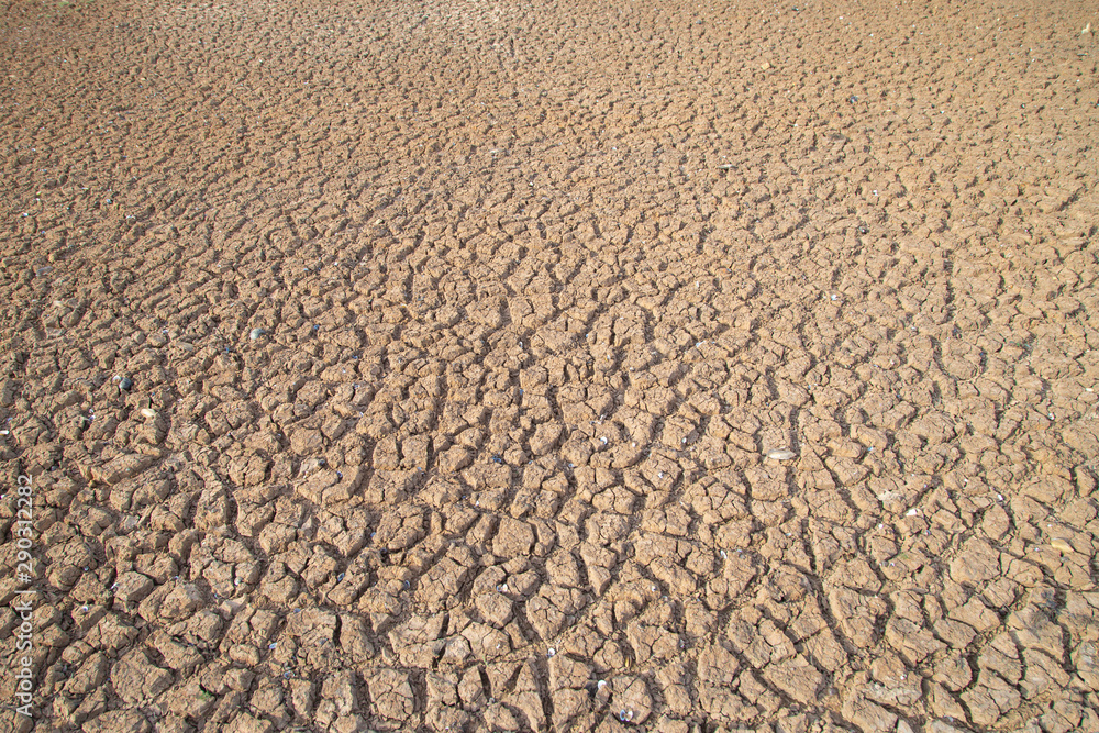 Drought of water sources. The impact of rain does not fall seasonally. Reservoir condition for drought consumption. Drought of water sources. The impact of rain does not fall seasonally. Reservoir condition for drought consumption.