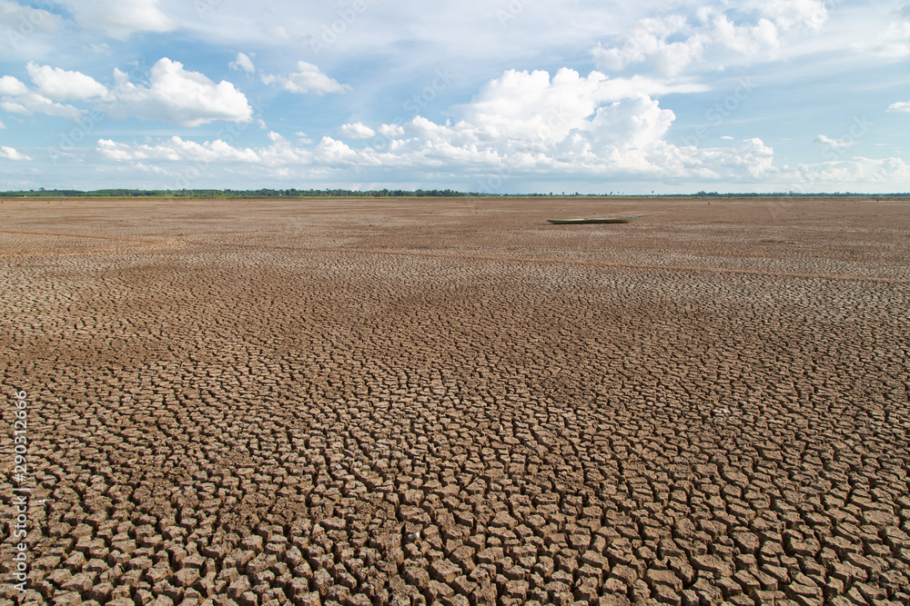 Drought of water sources. The impact of rain does not fall seasonally. Reservoir condition for drought consumption. Drought of water sources. The impact of rain does not fall seasonally. Reservoir condition for drought consumption.