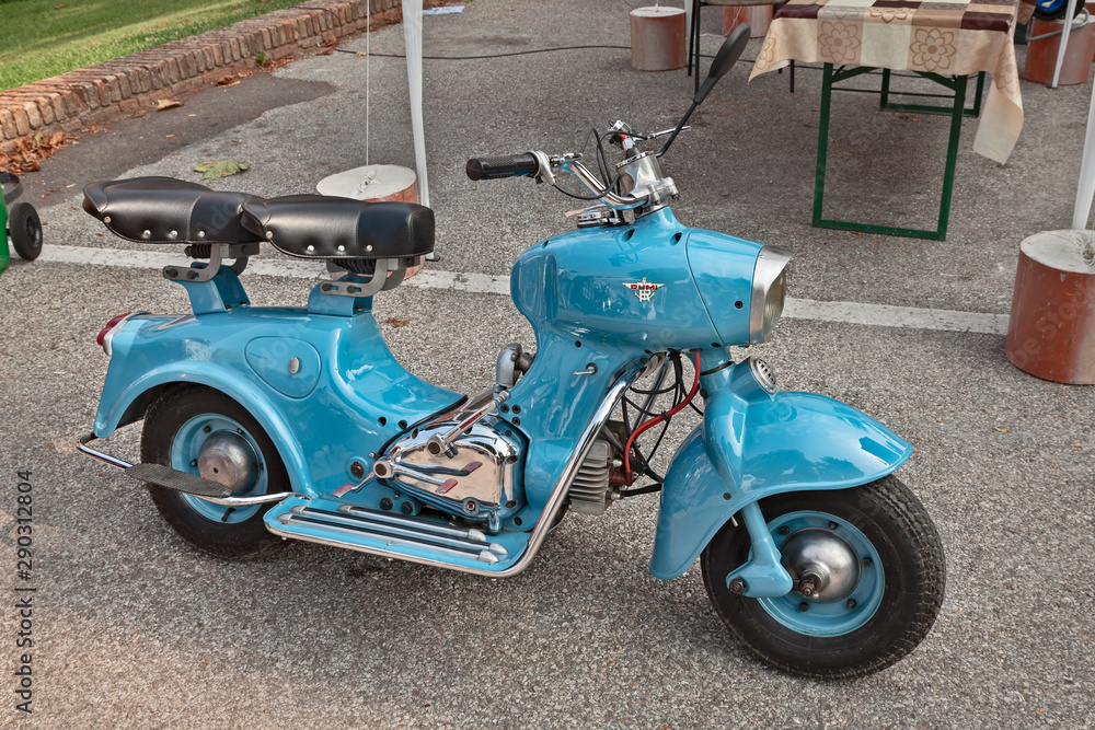 Udsøgt Forpustet ~ side Italian scooter Rumi Formichino 125 of the fifties Stock Photo | Adobe Stock