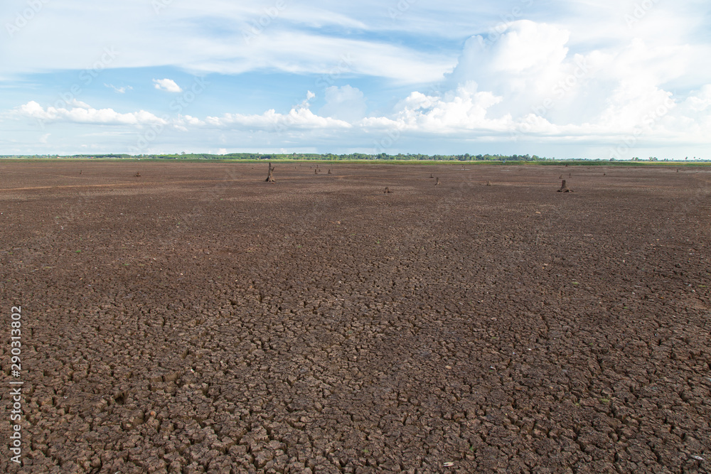 Drought of water sources. The impact of rain does not fall seasonally. Reservoir condition for drought consumption. Drought of water sources. The impact of rain does not fall seasonally. Reservoir condition for drought consumption.