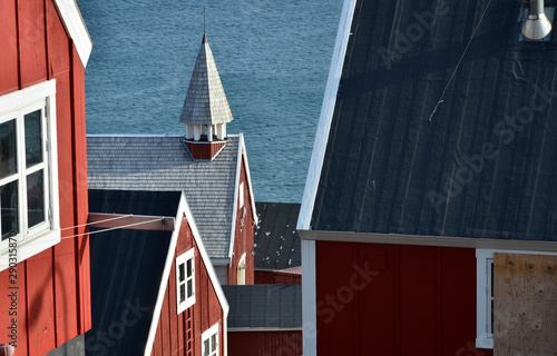 Häuser und Kirche in Ittoqqortoormiit, Grönland photo