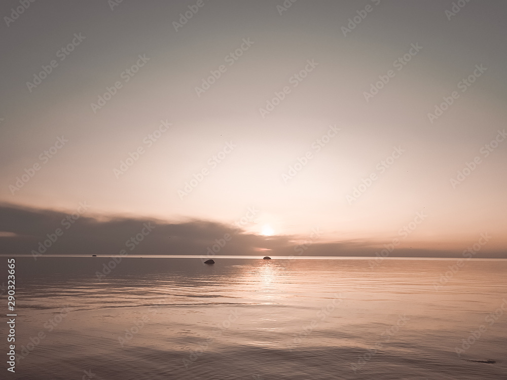 Obraz premium sunset evening sea in brown tones