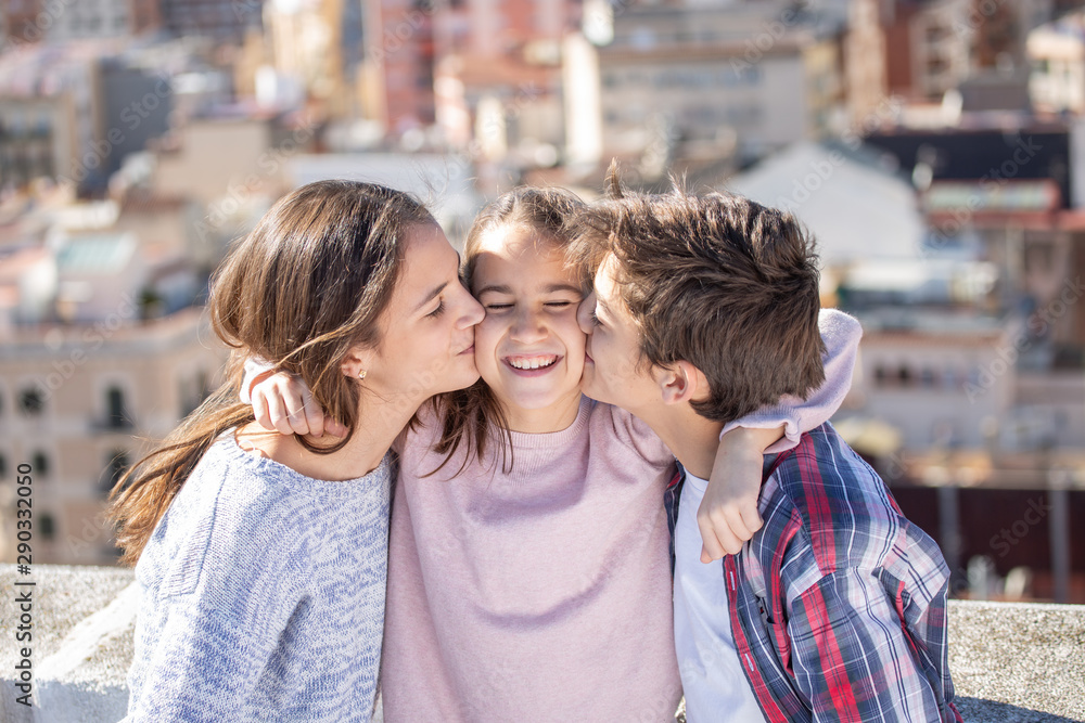 Foto de Dos hermanos besando a la vez a su hermana pequeña en la azotea ...