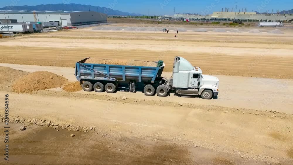 camión descargando tierra para Construcción de nave industrial con ...